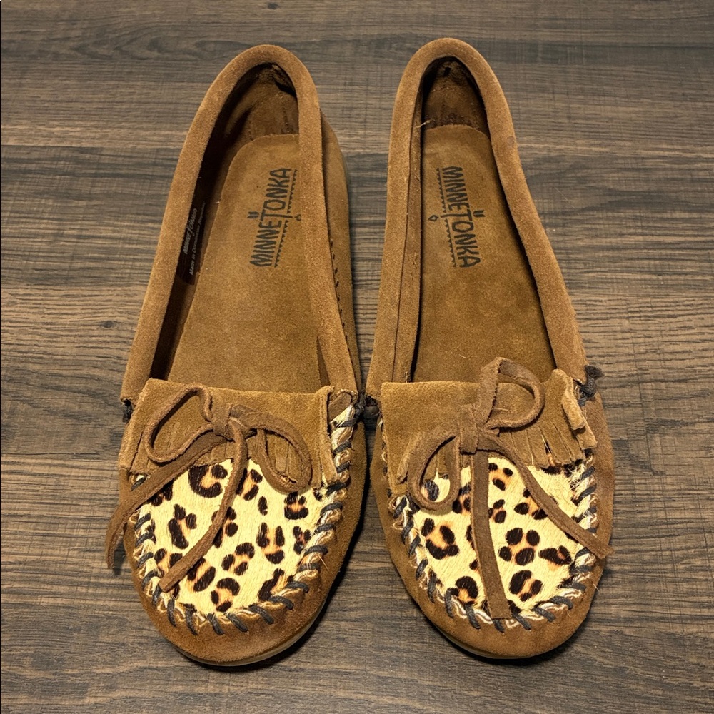 Minnetonka Leopard Cow Hair Toe Mocassin 6.5